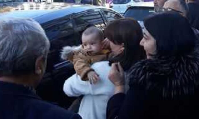 Aracında unuttuğu bebeği görünce sarılıp öptü