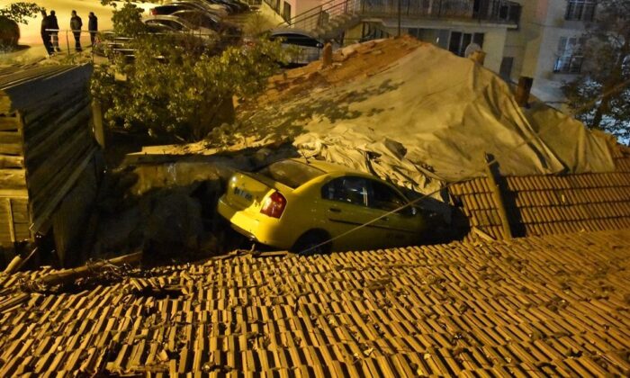 Ankara’da taksi evin çatısına devrildi: 1 yaralı