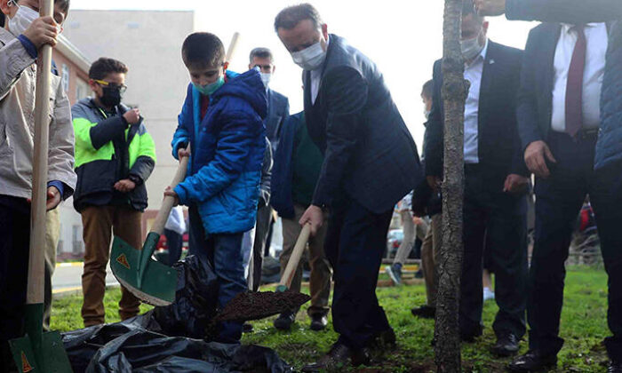 Bağcılar’da 11 yaşındaki öğrenciler 111 ağaç dikti