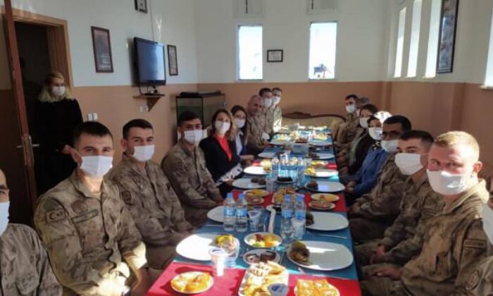 Batman Valisi Şahin’in eşinden askerlere anne yemeği ikramı