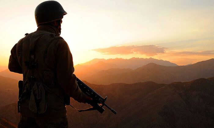 Biri gri kategorideki 2 PKK’lı terörist teslim oldu
