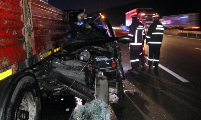 Bolu’da minibüs TIR’a çarptı: 2 ölü, 3 yaralı