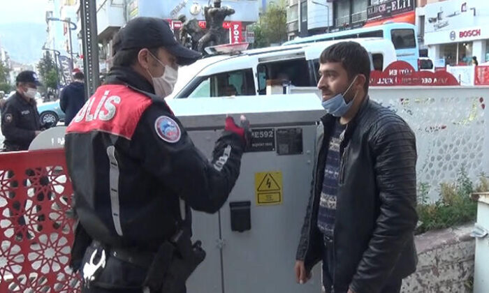 Caddede sigara içen kişiye ceza kesildi!
