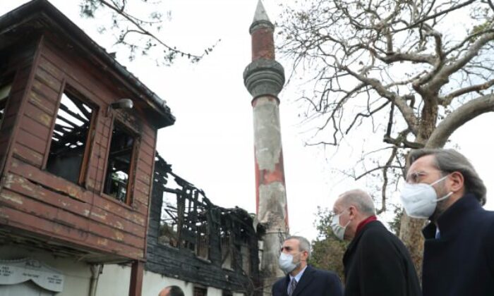 Erdoğan, yangın çıkan Vaniköy Camii’nde incelemelerde bulundu