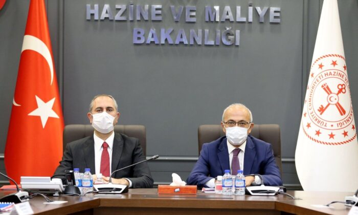 İki bakan iş dünyası ile buluşma öncesinde bir araya geldi