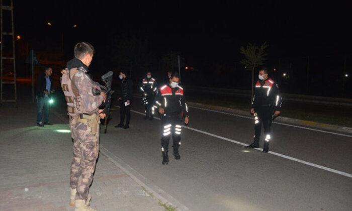 İki grup sokak ortasında birbirine girdi!