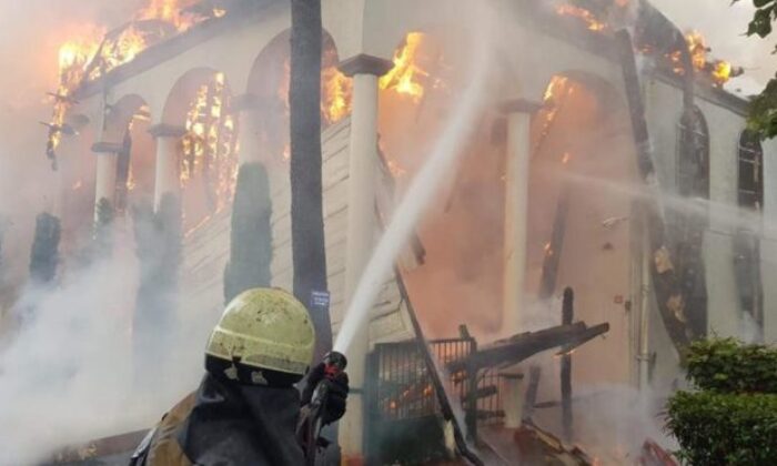 İstanbul İtfaiyesi’nin objektifinden Tarihi Vaniköy Cami yangını