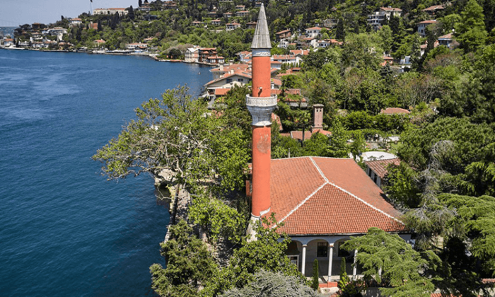 İstanbul’da tarihi Vaniköy Camisi’nde yangın; ahşam alan kül oldu