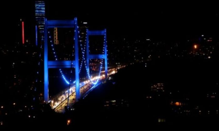 İstanbul’daki köprüler diyabet için aydınlatıldı