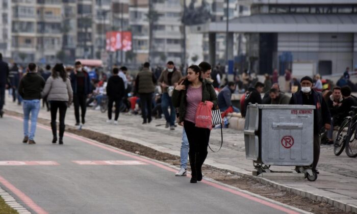 İzmir’de yasağa rağmen Kordon doldu, polis uyardı