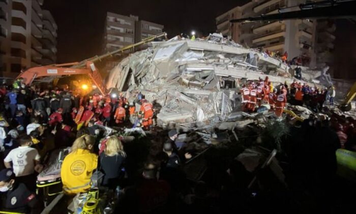 İzmir’deki depremde yaralanan 15 kişinin tedavisi sürüyor