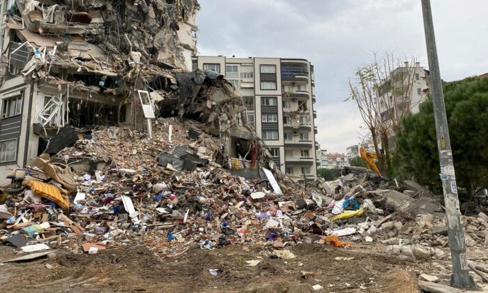 İzmir’i vuran depreminin ardından moloz çıkmazı