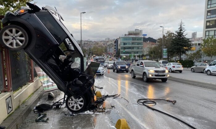 Kadıköy’de kaza yapan otomobil demir parmaklıklarda asılı kaldı