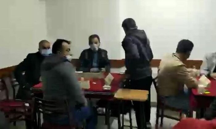 Kağıthane’de kahvehaneye corona baskını; 40 kişiye ceza kesildi