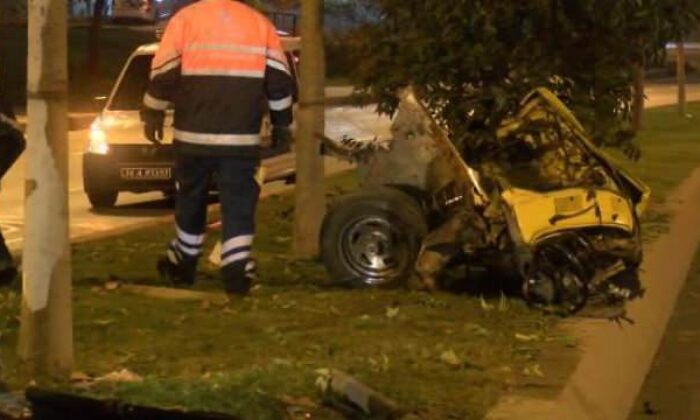Kartal sahil yolunda otomobil ikiye bölündü