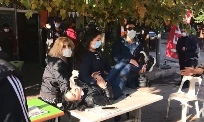 Kız arkadaşını sokak ortasında bıçakladı