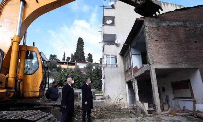 Kocaeli’de 17 Ağustos Depremi’nde hasar gören metruk binalar yıkılıyor