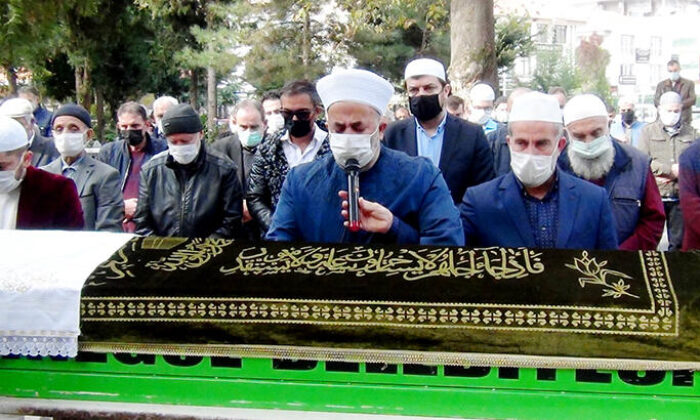 Kovid-19’u yenen imam aynı hastalıktan ölen babasının cenaze namazını kıldırdı
