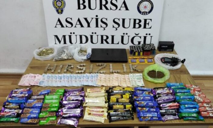 Marketten çelik kasa ve çikolata çalan hırsızlar ykalandı