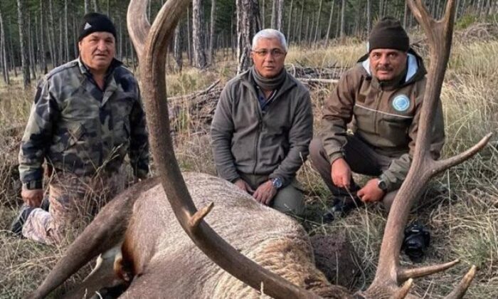 MHP’li eski başkanın ‘kızıl geyik’ avı tepki çekti