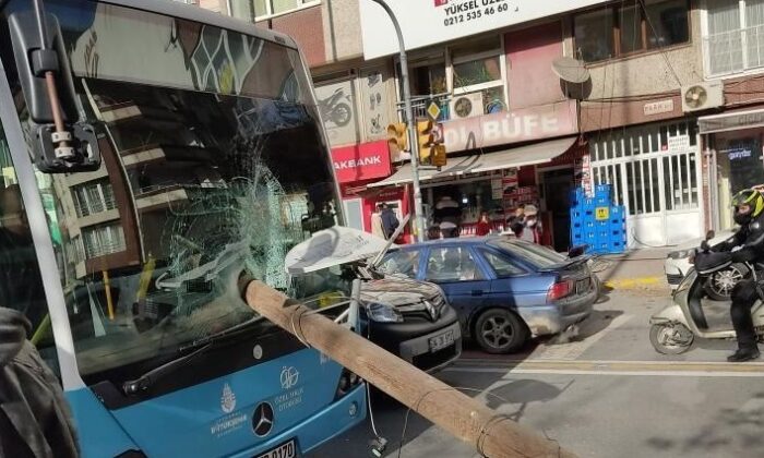 Otobüsün camından direk girdi, şoförü ölümden kıl payı kurtuldu
