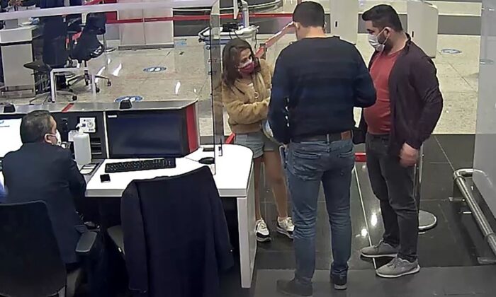Sahte pasaportla yurt dışına kaçmaya çalışan PKK’lı kadın terörist tutuklandı