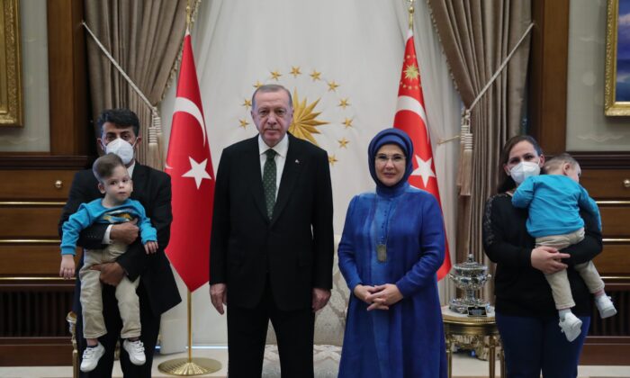 Cumhurbaşkanı Erdoğan, siyam ikizlerini kabul etti
