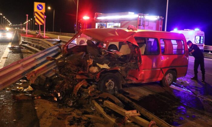 TEM’de bariyerlere çarpan minibüs hurdaya döndü: 7 yaralı