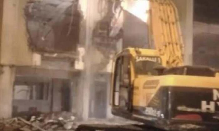 Torbalı Belediye binasının yıkım çalışmaları başladı