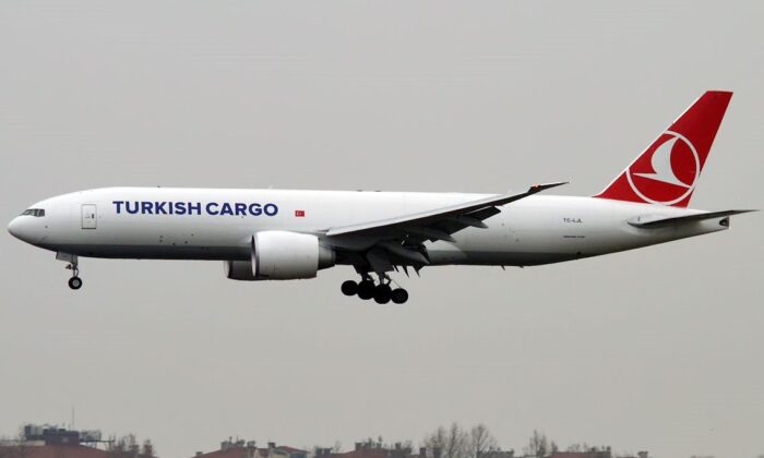 Turkish Cargo, kıtalar arası kurduğu hava kargo köprüsüyle Covid-19 aşılarını taşıyor