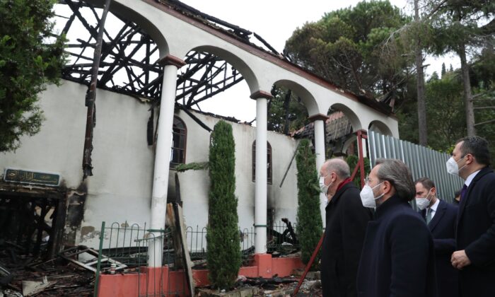 Cumhurbaşkanı Erdoğan, Vaniköy Camii’nde incelemelerde bulundu