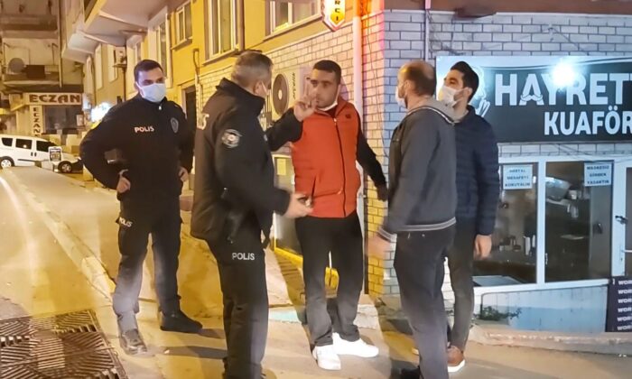 Yasağa rağmen sokağa çıktı, gazetecileri tehdit etti