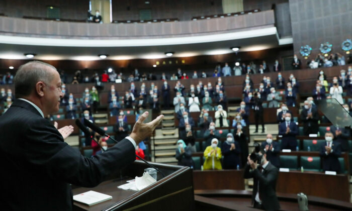 AKP grup toplantısına katılacak milletvekilleri ve bakanlara Koronavirüs testi yaptırılmasını zorunlu kıldı