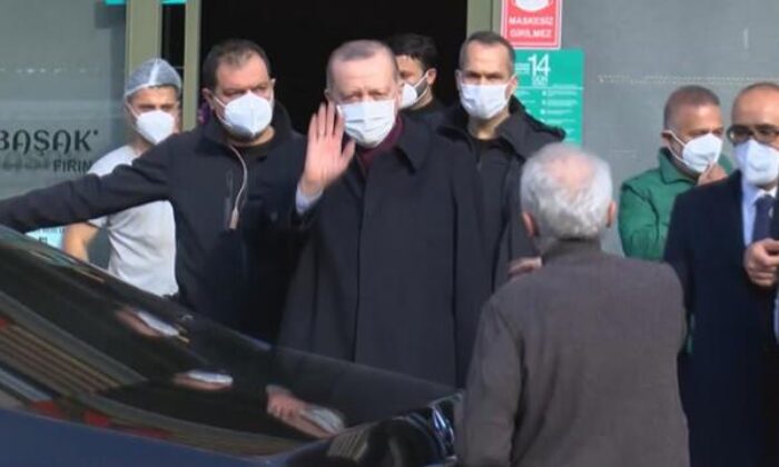 Başkan Erdoğan alışveriş yaptı, vatandaşla görüştü