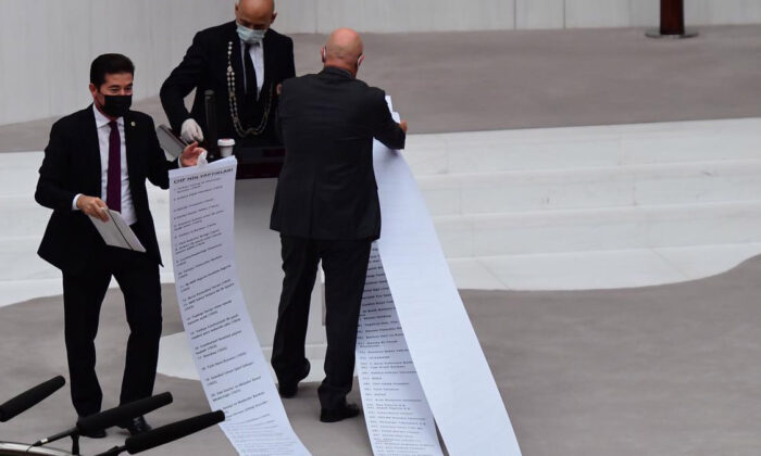CHP’li Kaya, 13 metrelik ‘AK Parti’nin sattıkları’ listesini yere serdi