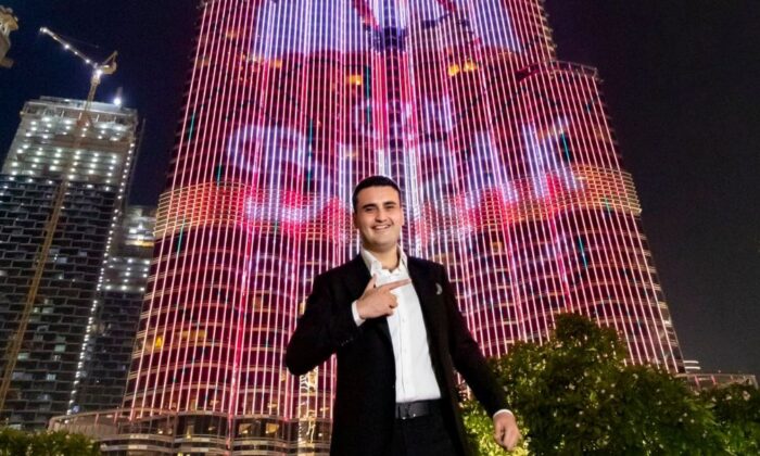 CZN Burak olarak tanınan Burak Özdemir, Dubai’nin en yüksek binası Burj Khalifa’ya fotoğrafını yansıttı