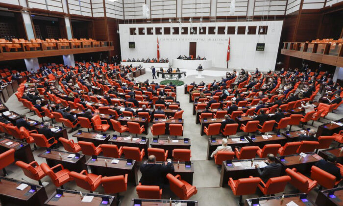 Meclis’te ‘asker vekil’ tartışması: Üç AKP milletvekilinin bedelli askerlik yaparken milletvekili maaşı da aldığı ortaya çıktı
