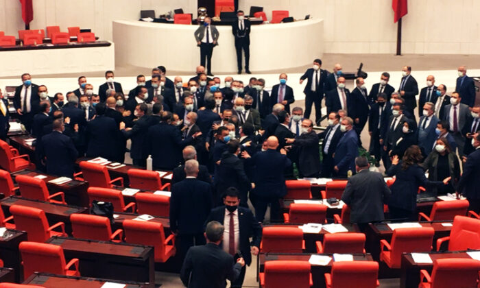 TBMM’de ‘Erdoğan’ kavgası: AKP’li ve CHP’li vekiller birbirine girdi