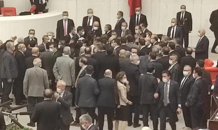 TBMM’de gerginlik: AKP’li ve HDP’li vekiller birbirlerinin üzerine yürüdü