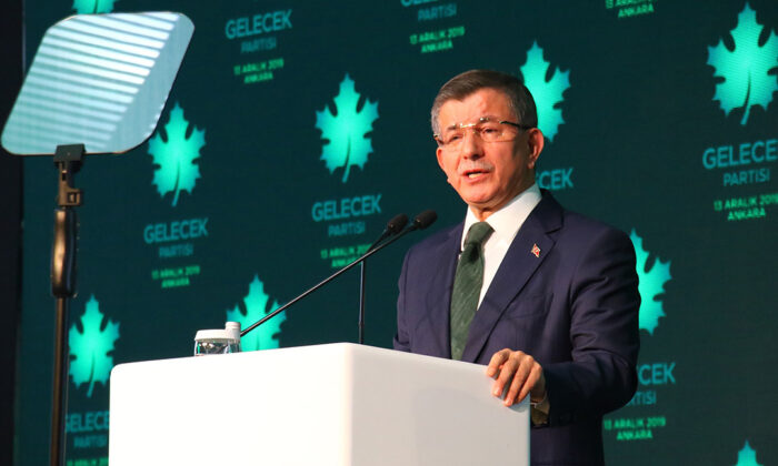 Ahmet Davutoğlu: Hala birilerinin “darbe” lafını ağızlarına alabiliyor olması demokrasi düşmanlığıdır