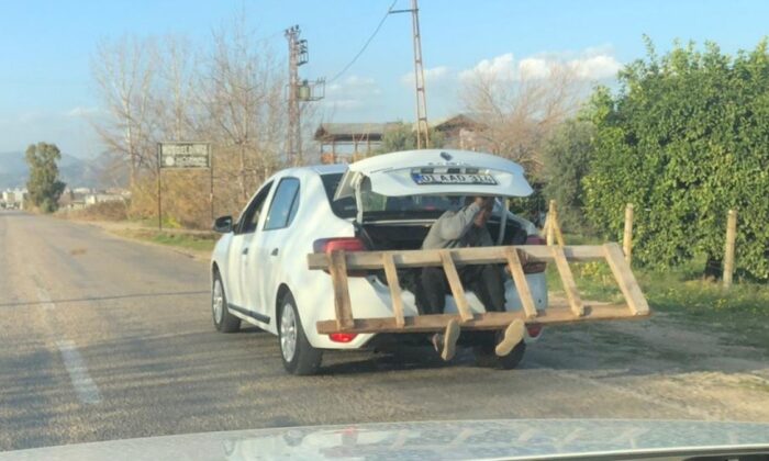 Adana’da, bagaja oturan adam ayakları ile merdiven taşıdı
