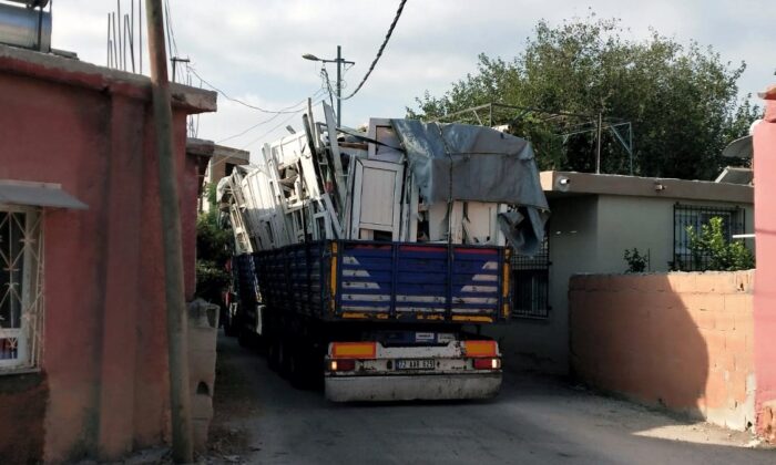 Adana’da tırların geçtiği sokağın sakinleri çözüm bekliyor