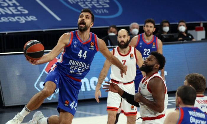 Anadolu Efes Olympiakos’u 23 farkla yendi