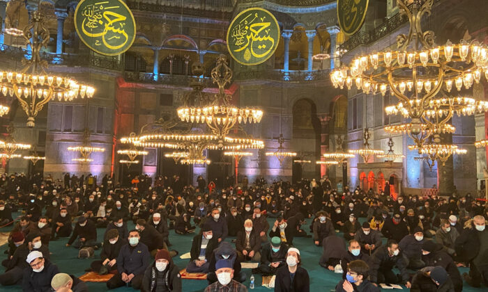 Ayasofya’da ilk Kandil