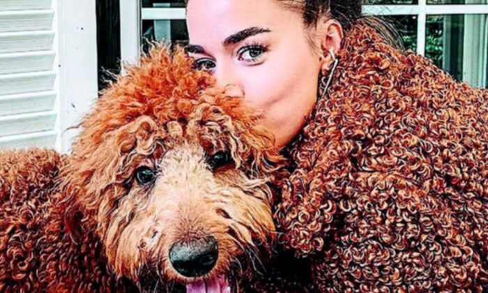Bensu Soral, köpeğiyle uyumlu giyindi