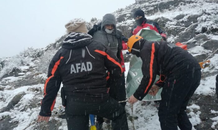 Bilecik’te, kayalıklarda mahsur kalan genci, AFAD kurtardı