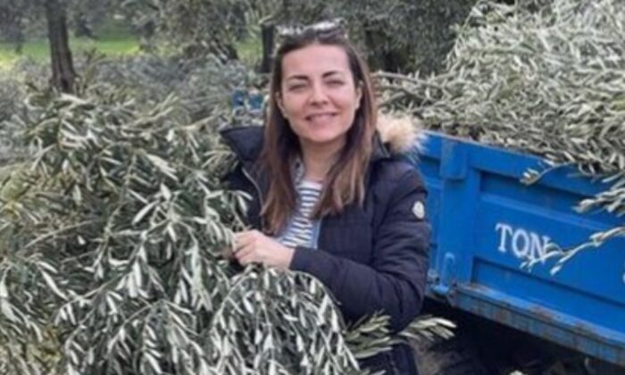 Burcu Kara, bahçede çalışıyor