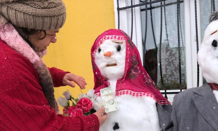Çatalca’da kardan gelin ve damat yapıp eğlendiler
