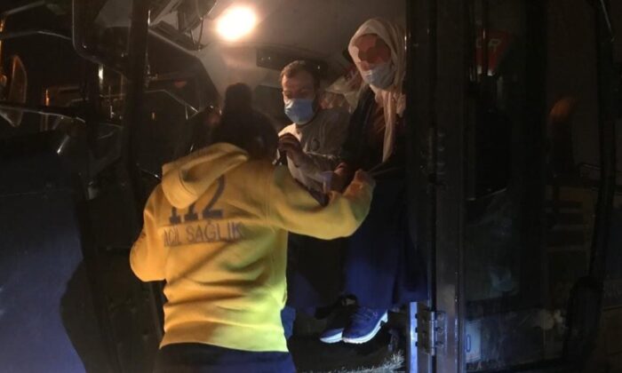 Diyarbakır’da hasta kadın, iş makinesi ile ambulansa taşındı