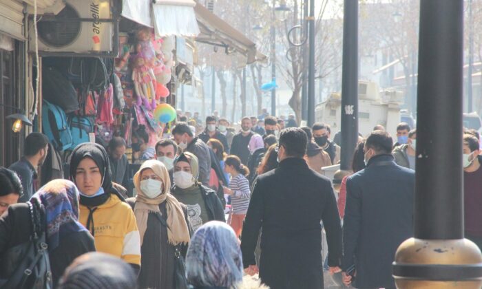 Diyarbakır’da Sevgililer Günü alışverişine çıktılar